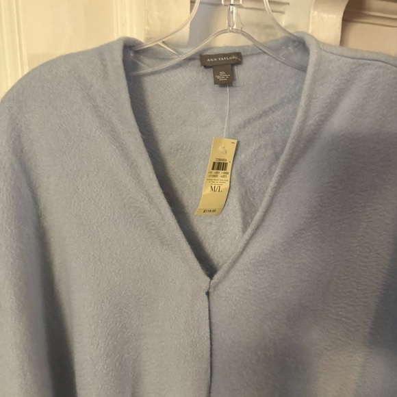 Ann Taylor Light Blue 100% CASHMERE Shawl Wrap Fringed Hook Closure Sz M/L NWT - Picture 6 of 8